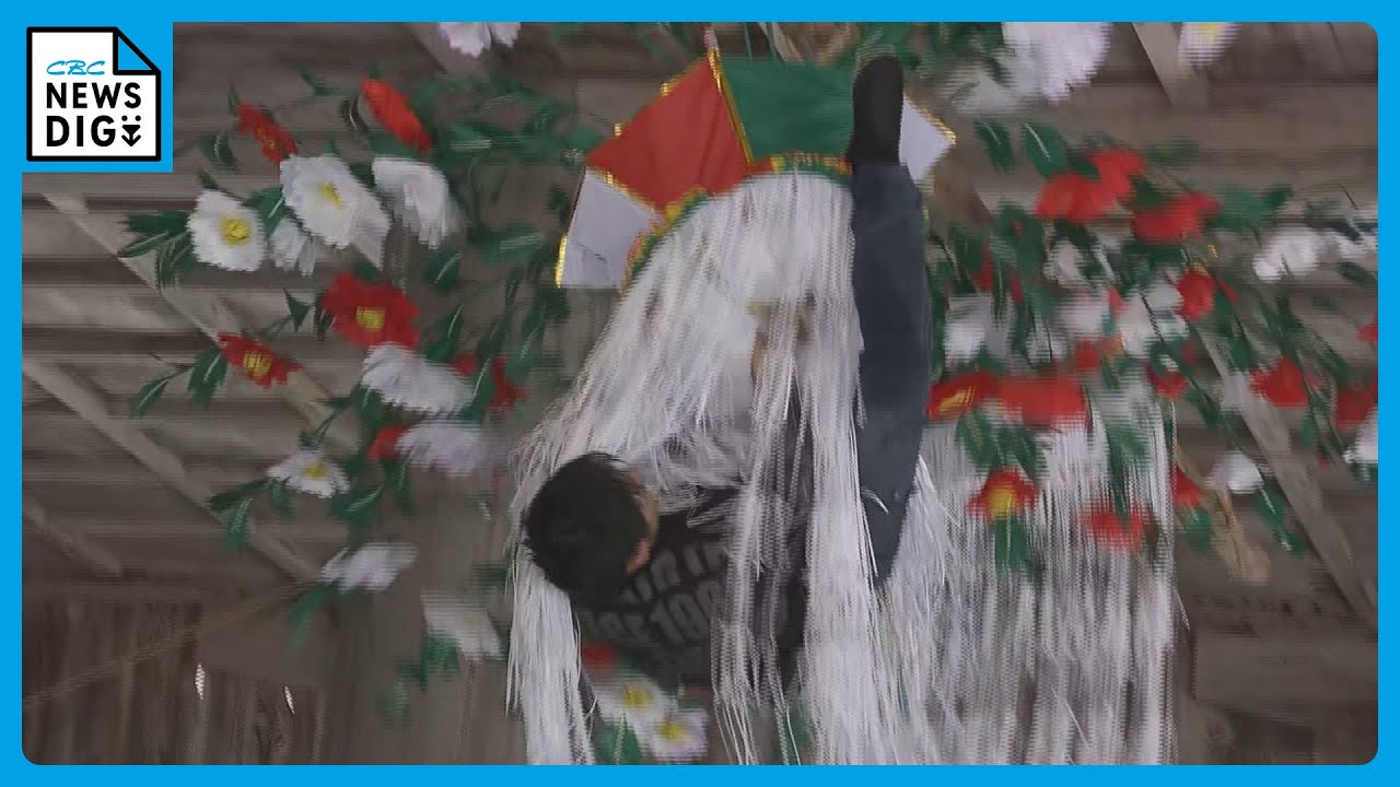 縁起物の花飾りを奪い合う「花奪い祭り」 高さ6メートルの天井に設置  岐阜・郡上市
