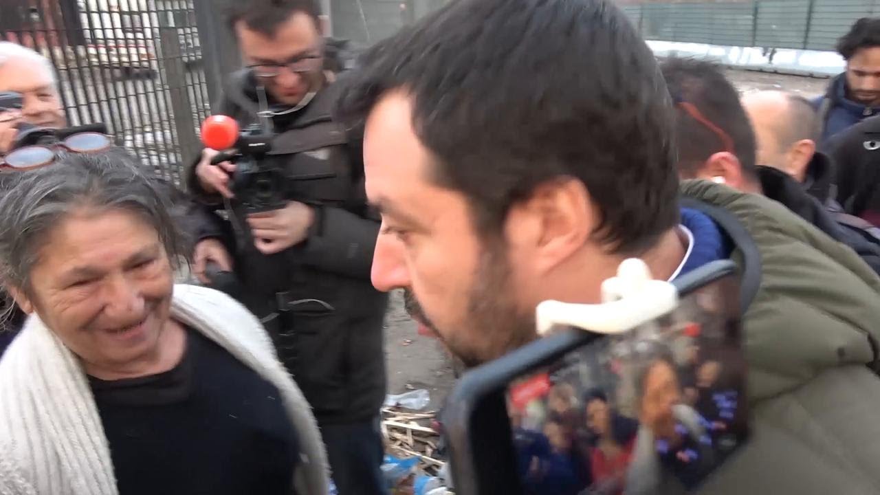 Salvini in mezzo ai bambini rom di Torino: 