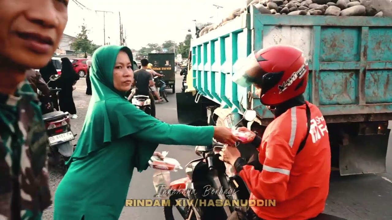 PRAJURIT RINDAM XIV/Hsn DAN  PERSIT KCK CAB X  RINDAM PD XIV/ HASANUDDIN BERBAGI TAKJIL GRATIS. 
