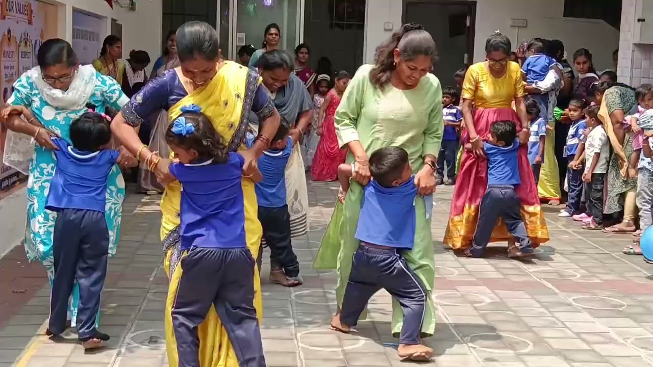 அம்மா–குழந்தை விளையாட்டு! ❤️👩‍👧‍👦