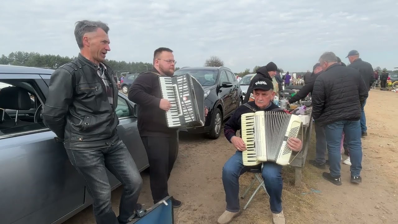 Muzykanci amatorzy na targu staroci w Ciechanowcu 22 03 2026 Łukasz,Janusz,Franek i Danuśka,