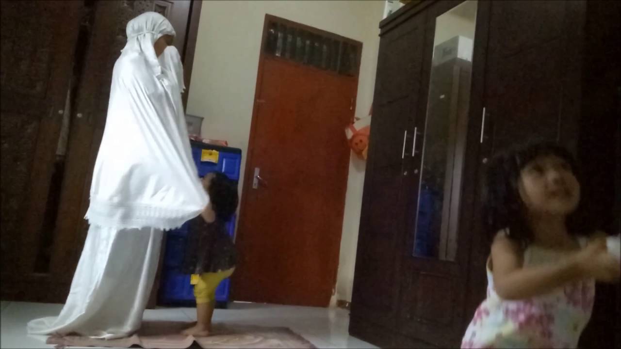 menggangu mama sholat