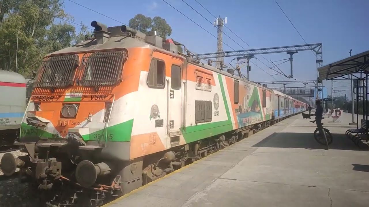 THE MOST LEGENDARY CROSSING! VSKP's Tricolour WAP7 #39145 Crosses TKD's P7 #30520 Hauling 12476! 