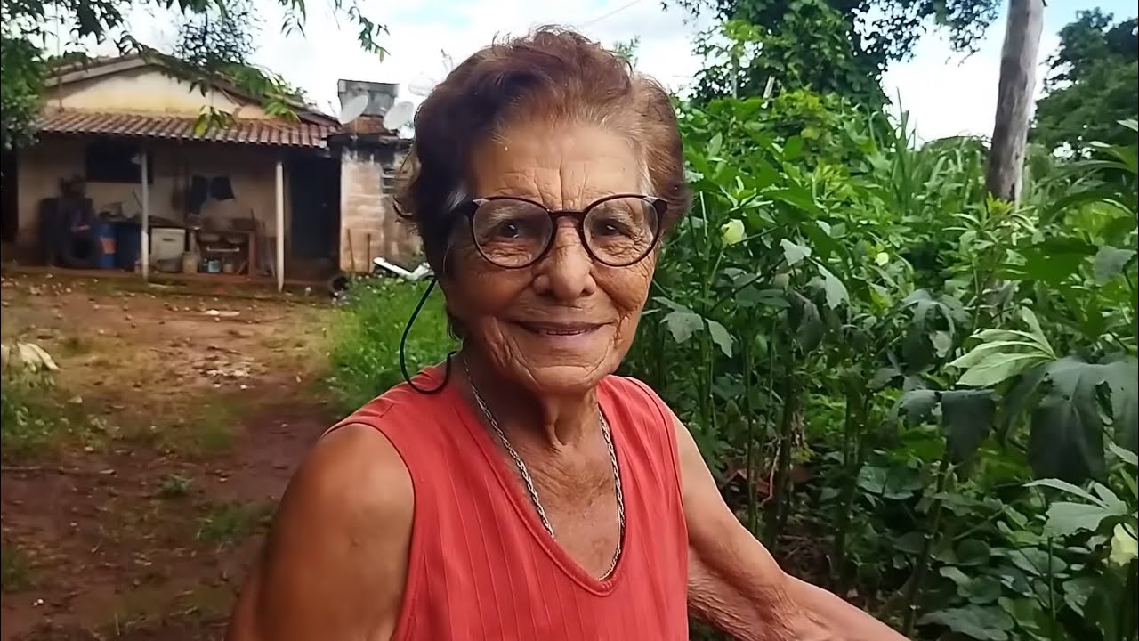 ELA TEM 90 ANOS DE IDADE SOZINHA CUIDA  DO SÍTIO 