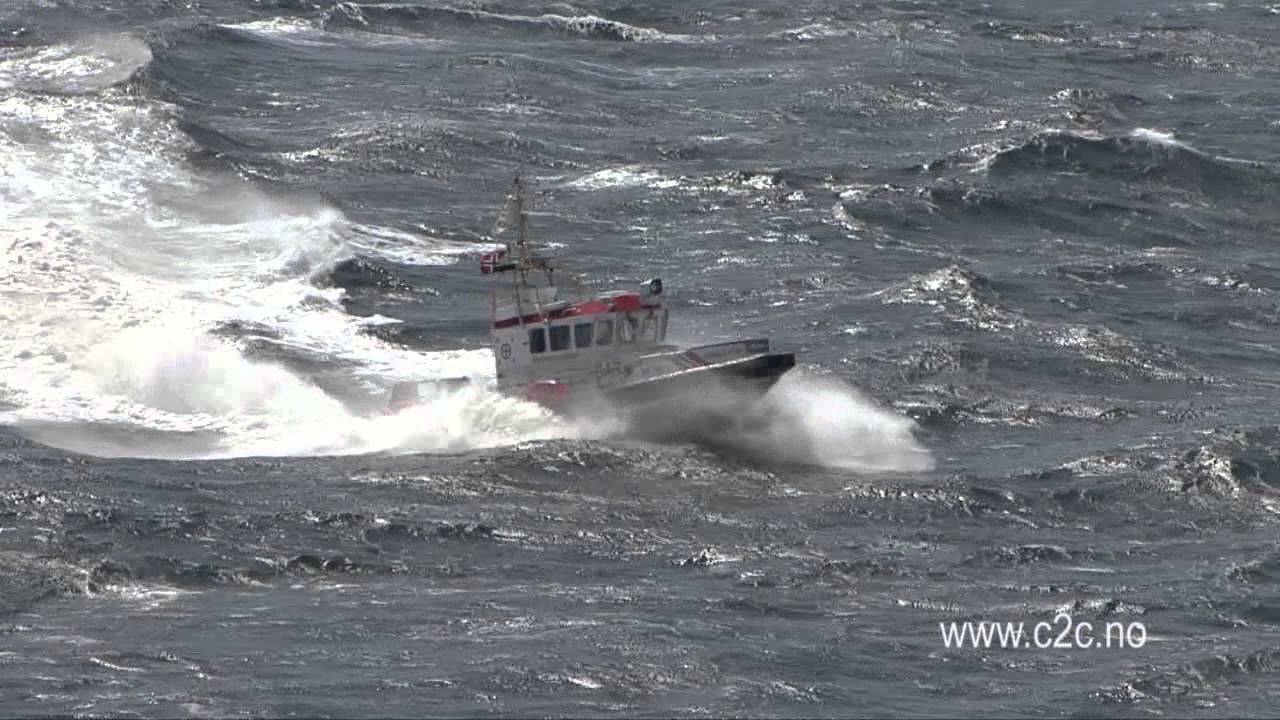 Lindesnes og tåkelurens dag R/S Hvaler kjører utefor Fyret