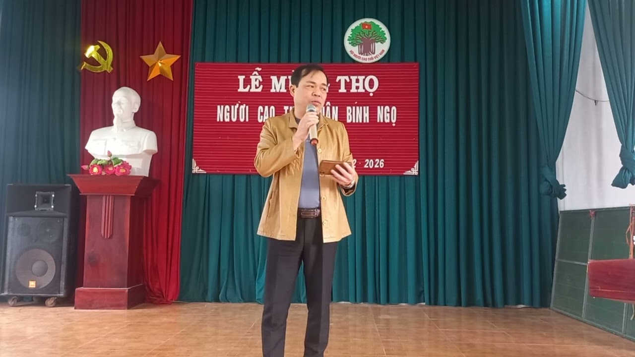 Anh Nguyễn Đức Thọ thể hiện bài hát Chèo mừng Thọ các Cụ tại Thôn Thọ cách, Phong doanh, Ninh Bình. 