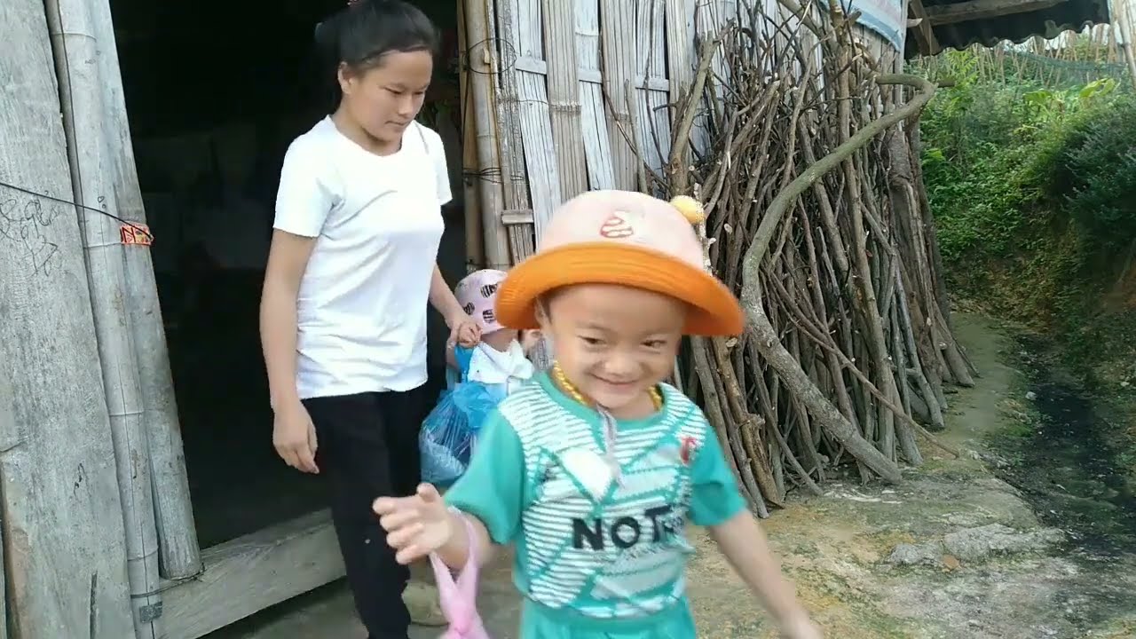 Today, the disabled mother took her two children to school, and then went to get pig feed.