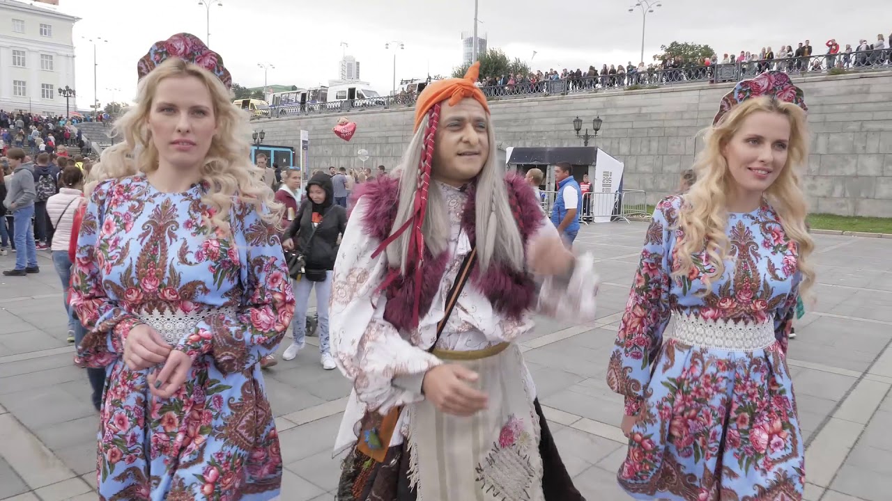 Baba Yaga и близняшками Катя и Волга Король на Дне города Екатеринбурга 2018!