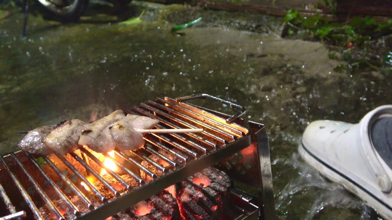 台風6号どしゃぶりの中、庭で豚トロ串焼いて酒を飲む！