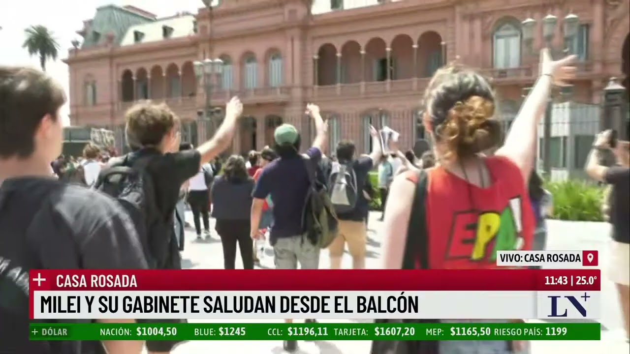 Casa Rosada: Milei y su gabinete saludaron desde el balcón