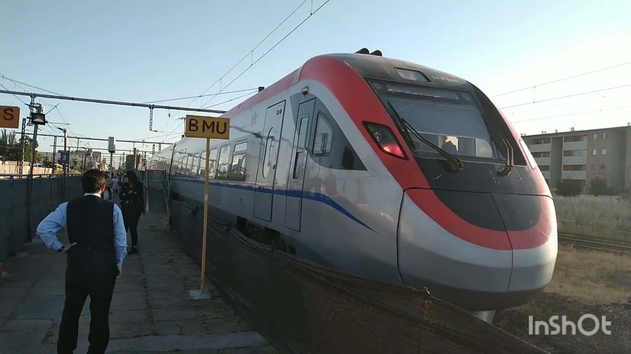 Entrada y salida del automotor SFB N°505 en la estación de Curicó