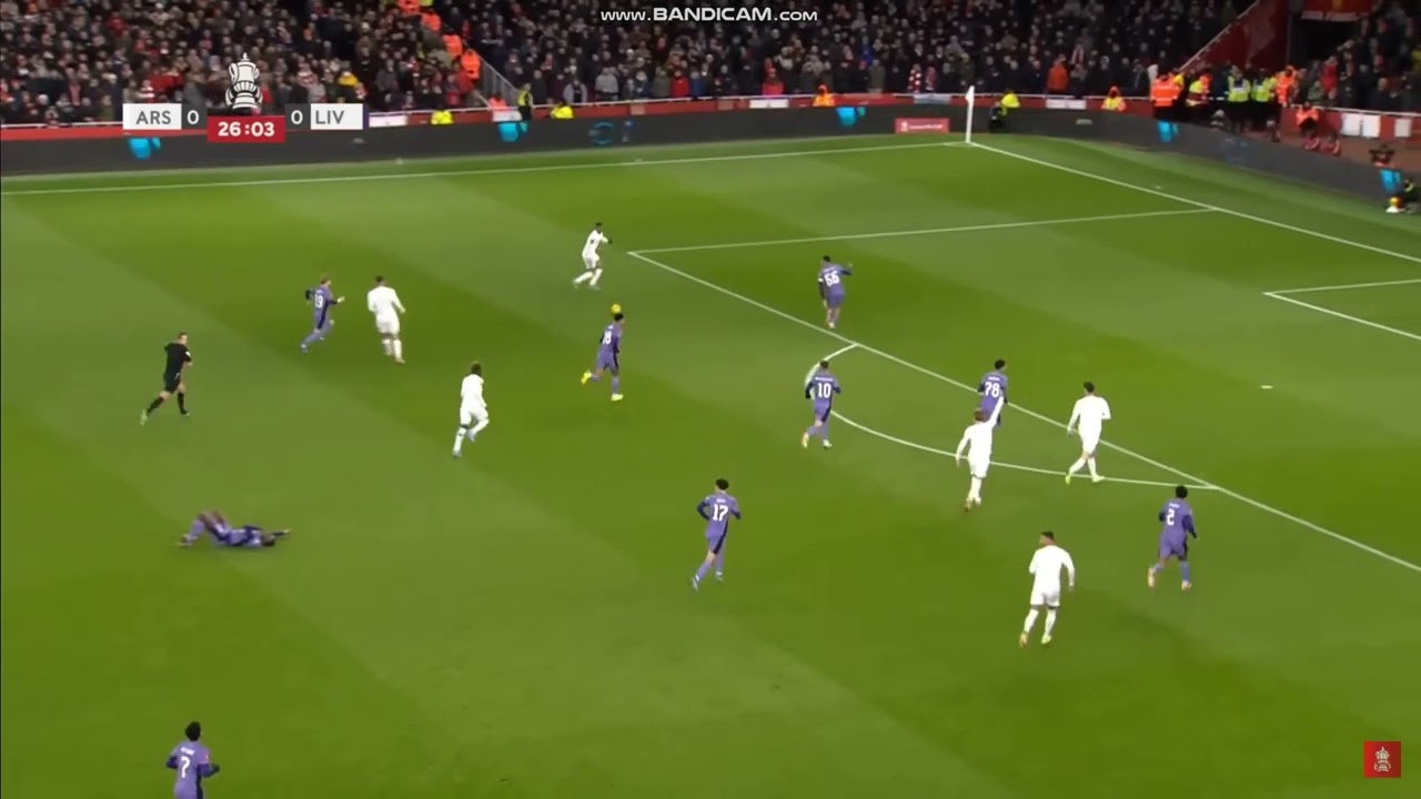 ARSENAL SAKA makes a RUN LATERALLY instead of down the line and it creates so much DANGER