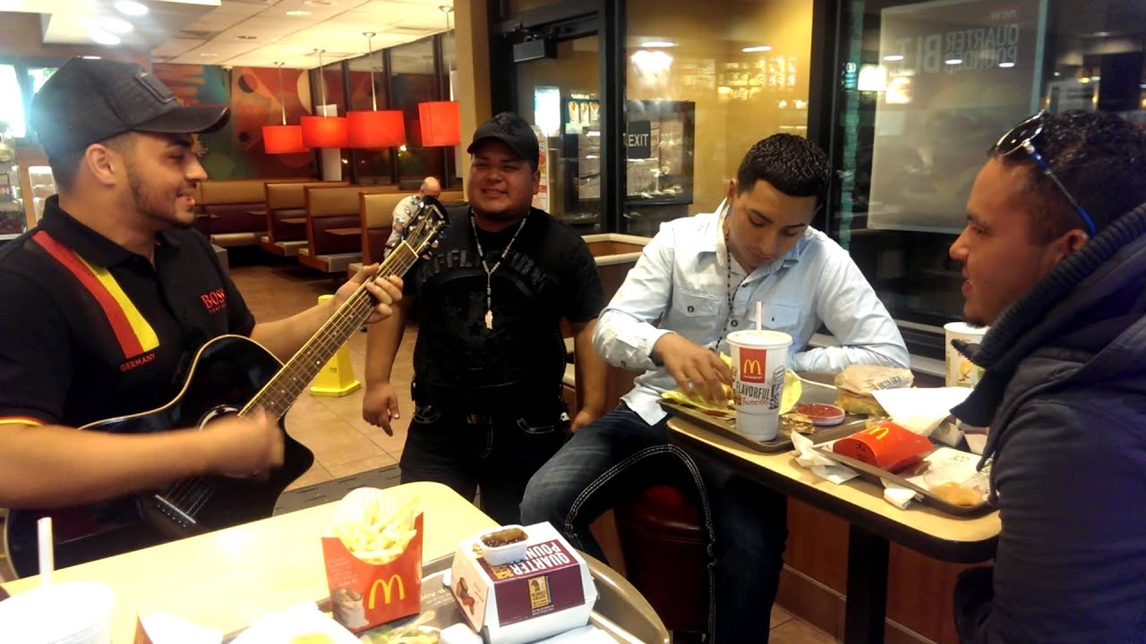Popurrí De Corridos En El McDonald's