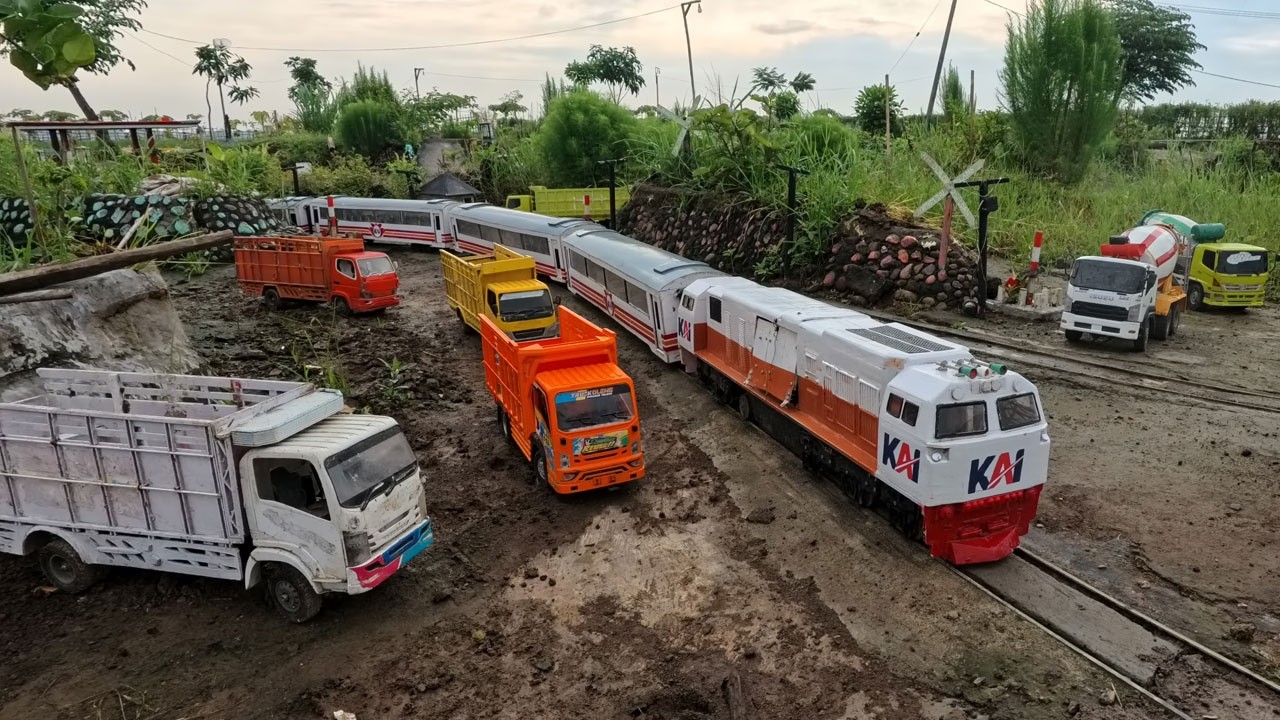 Hampir Nabrak Truk Oleng di Palang Pintu Kereta Api Panjang Lokomotif cc206 RC Narik Gerbong Panjang
