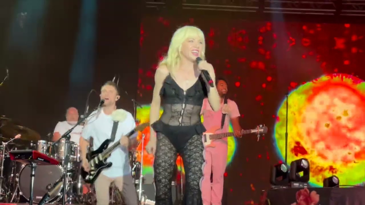 Carly Rae Jepson 2022 Tour at London | July 11 2022 @ Somerset House, London