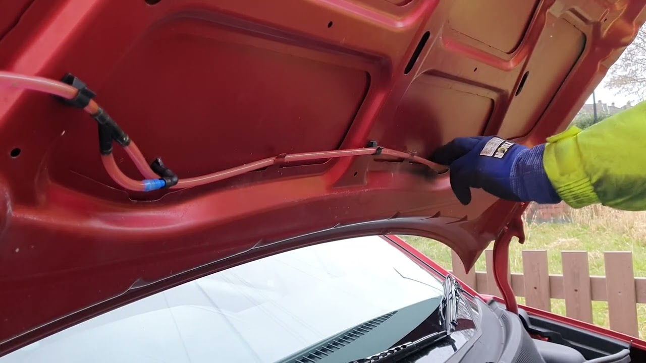 Demontaż przednich dysz spryskiwacza Suzuki Sx4