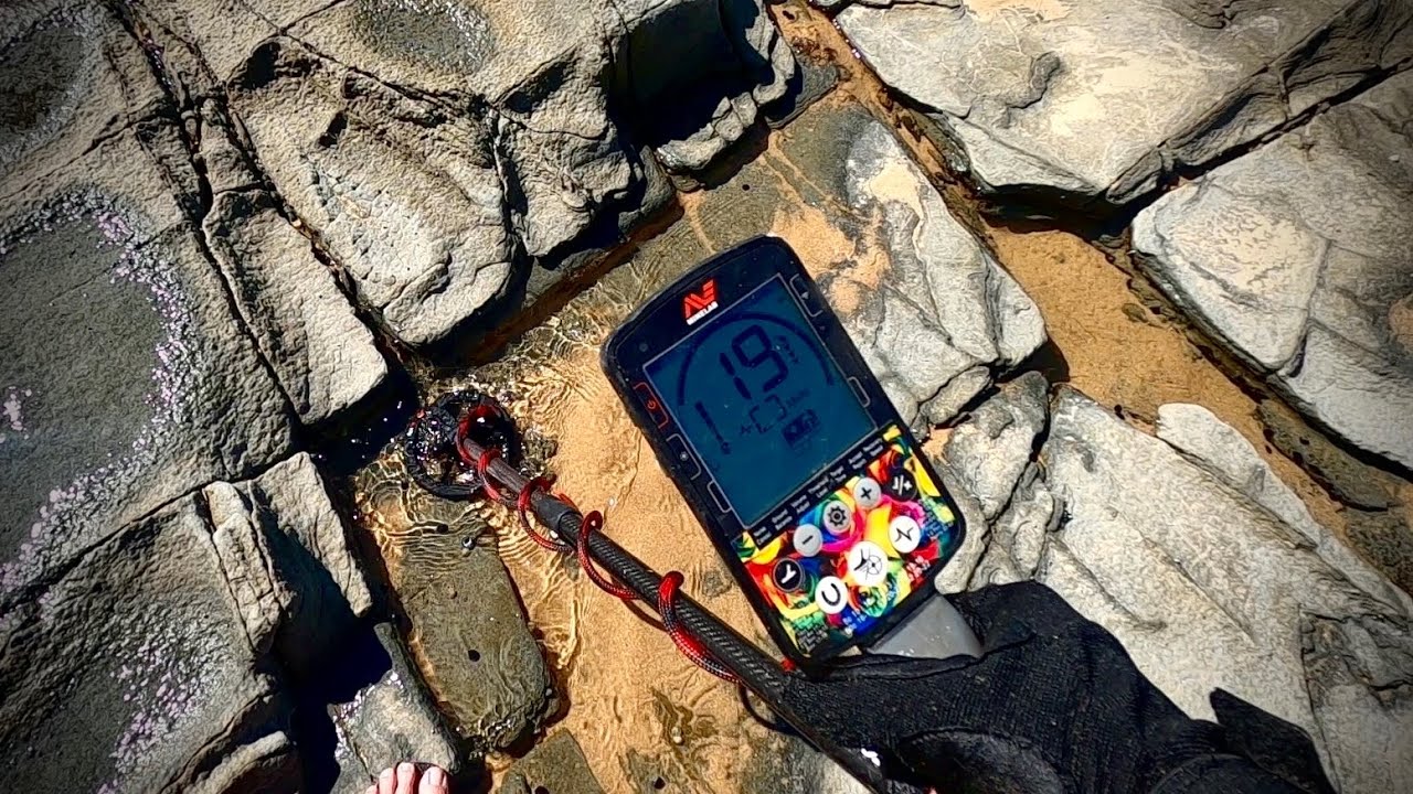 Beach Rock Hunting with the Minelab Equinox 6