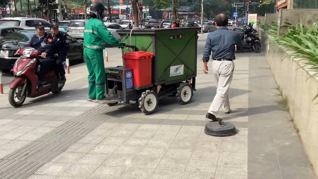 Hướng dẫn công nhân HTX Thành Công vận hành Xe bồn mini Cyanduck® tại Hà Nội