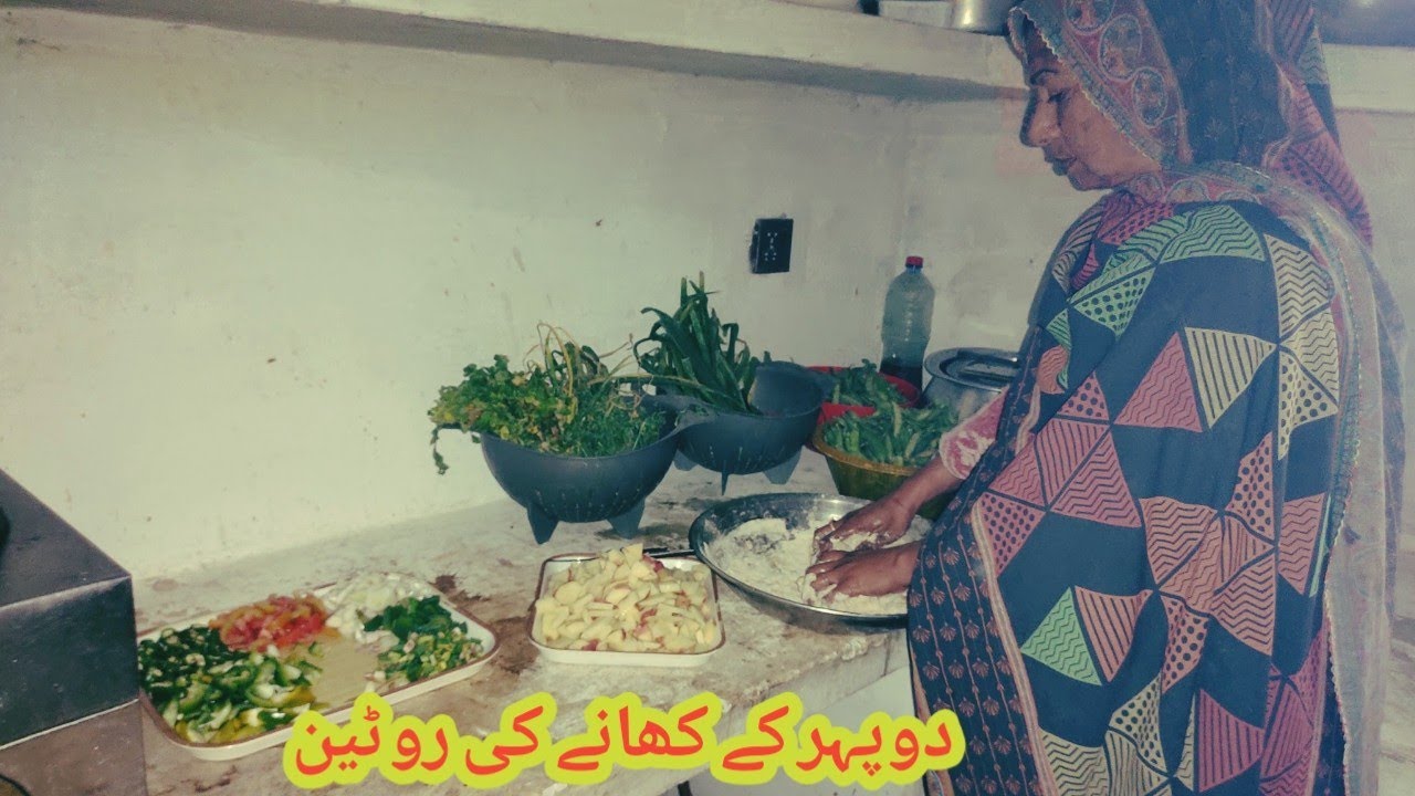 Bushra family ki dophr ki Routine|| AJ bnaye Aloo or shemla|| Pak village family|bushra family vlogs