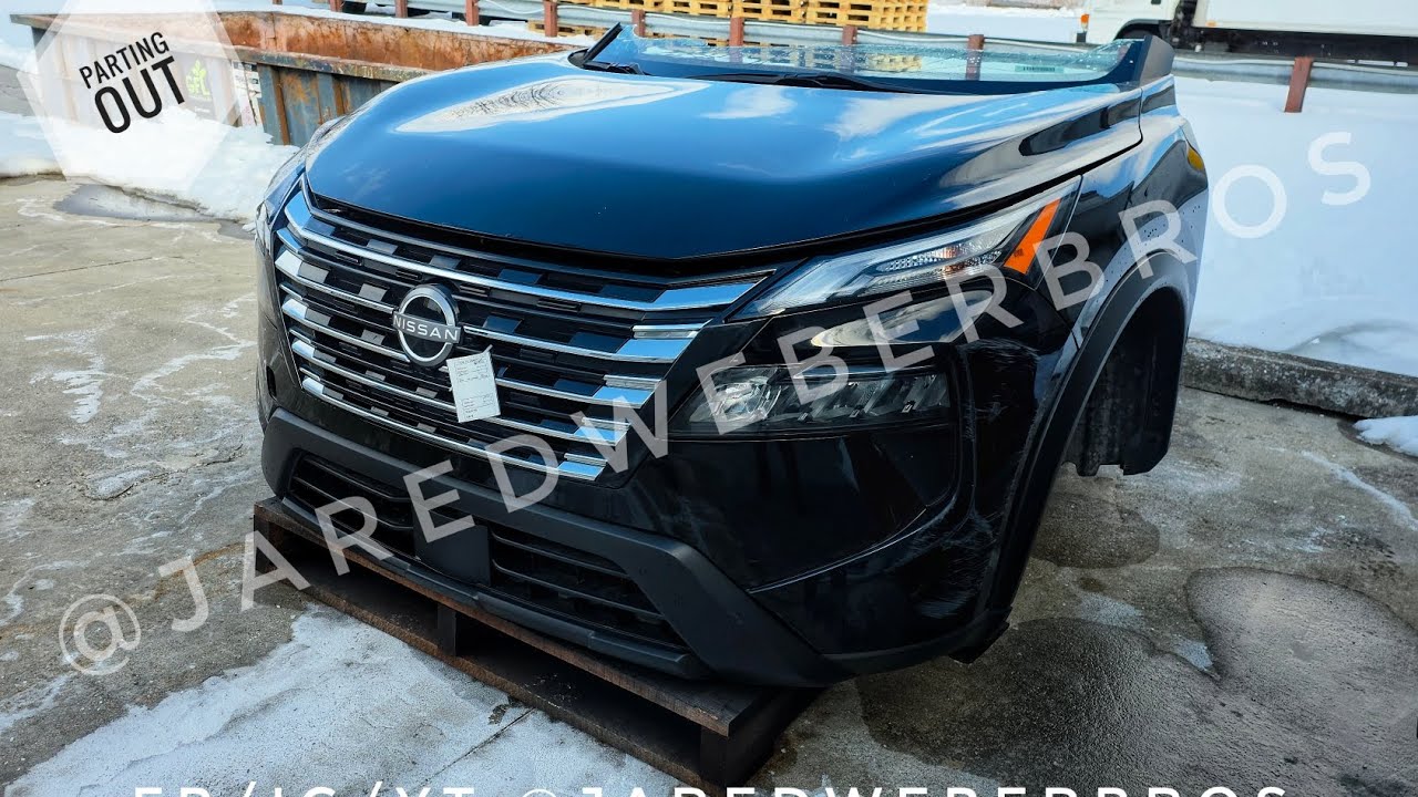 Передняя часть Nissan Rogue 2025 года