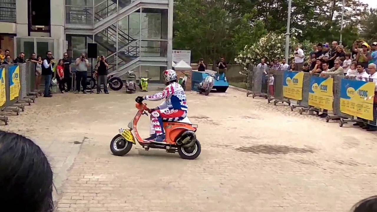 Nicola L’ Ιmpennatore Vespa Stunt Show in Athens Scooter Moto Festival 2016