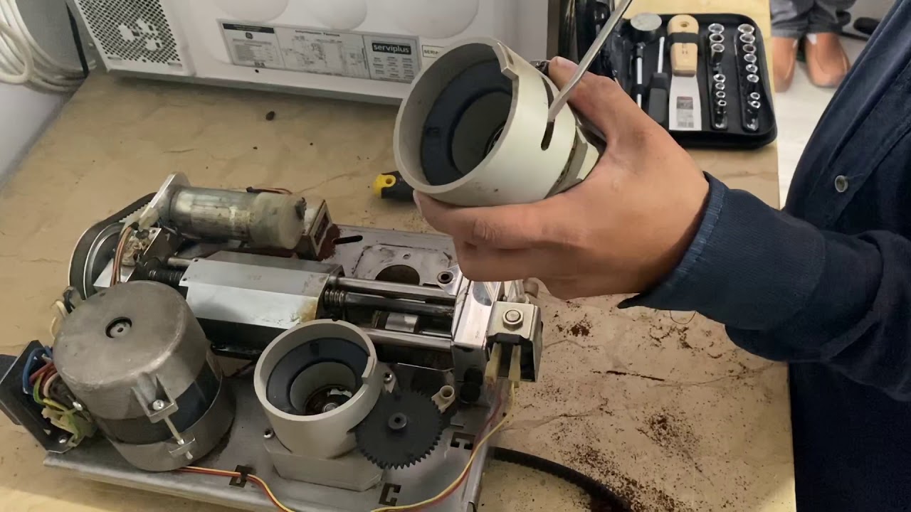 Mantenimiento a cafeteras de Starbucks ( mastrenas módulo mecánico parte 3)