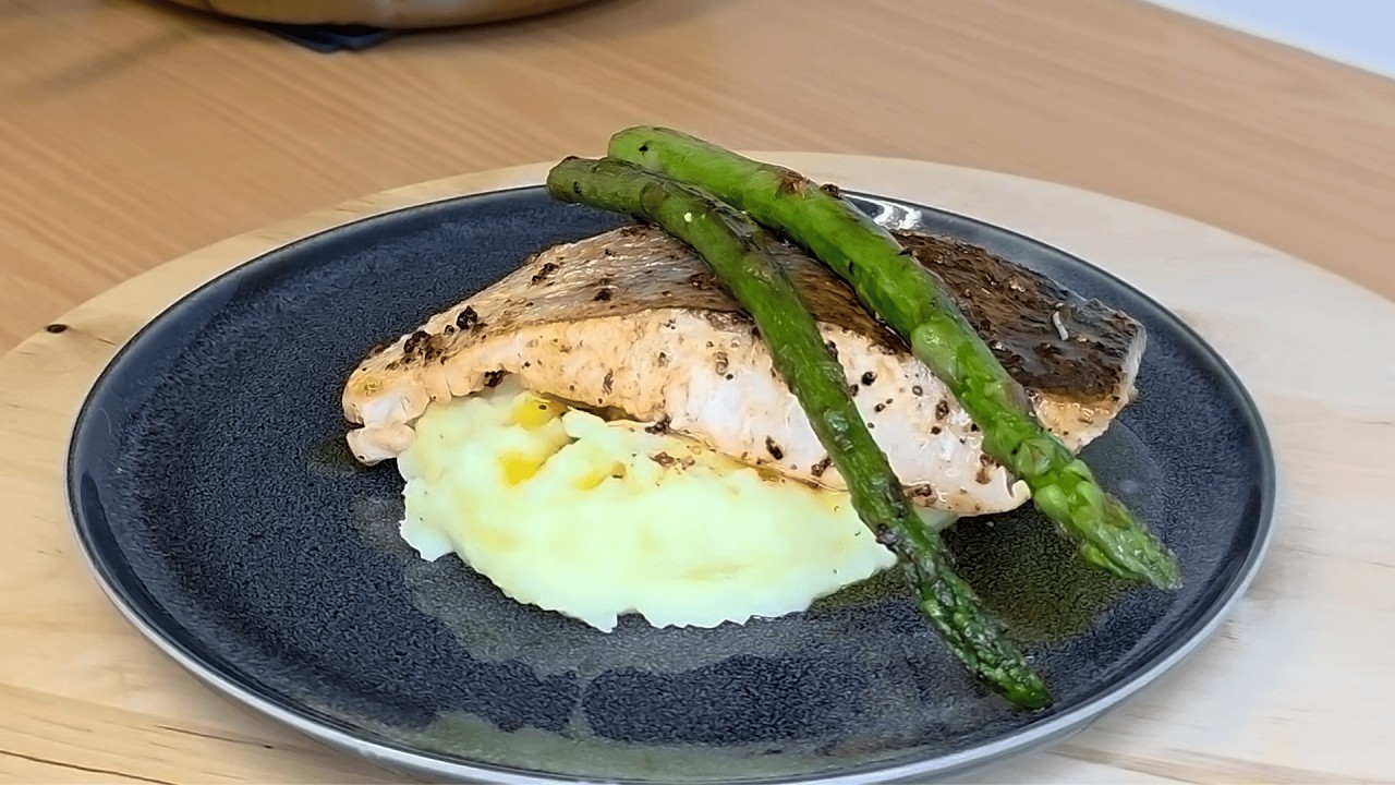 Cena Gourmet en Casa: Salmón al Ajillo con Puré Cremoso y Espárragos