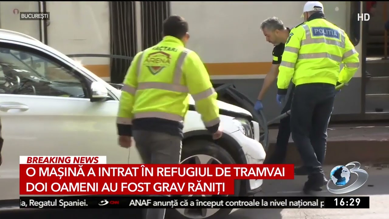 O mașină a intrat în refugiul de tramvai. Doi oameni au fost grav răniți