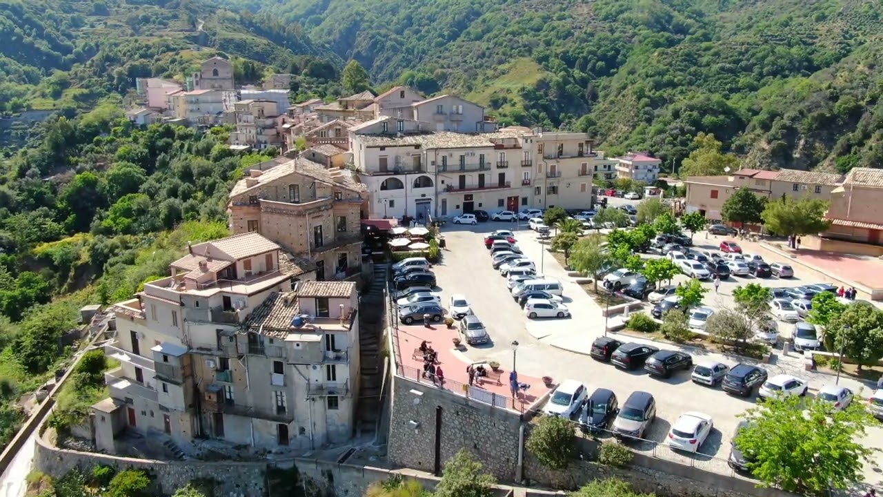 Arroccato sulle colline ioniche della Calabria, il borgo di Badolato. Un gioiello medievale.