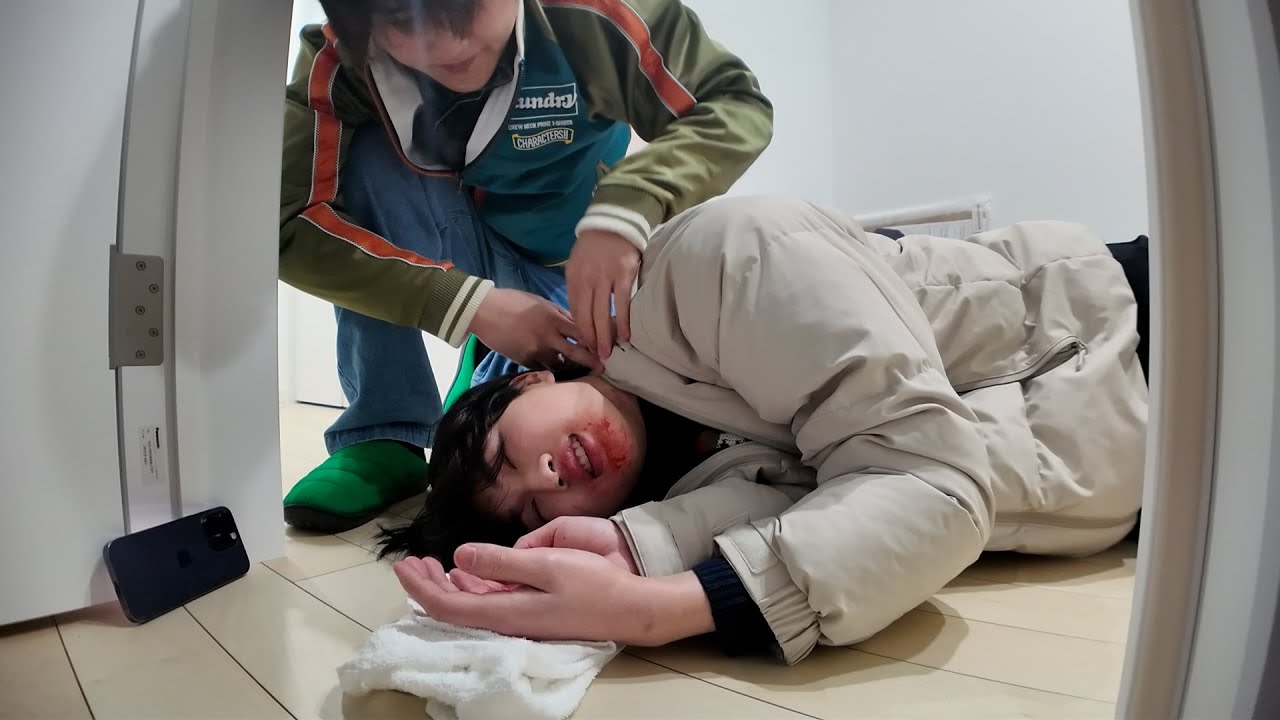 弟が倒れてたら兄の反応が。。。