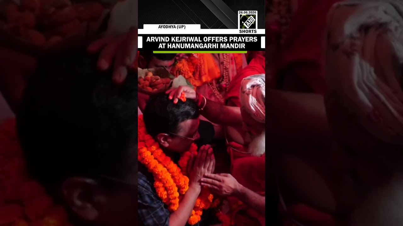 AAP National Convenor Arvind Kejriwal offers prayers at Hanumangarhi Mandir in Ayodhya