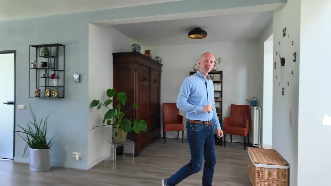 Ruime, uitgebouwde twee-onder-een- kapwoning aan de Jan Oomenstraat 10 te Bavel.