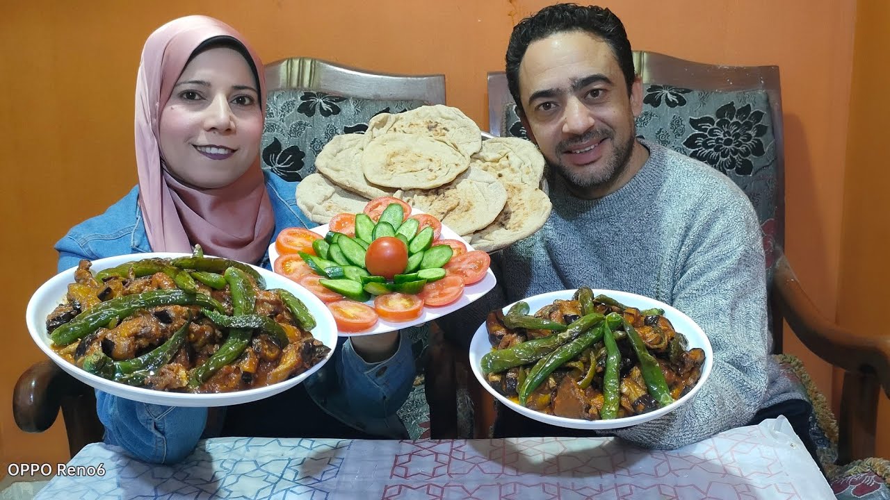 تحدي افطار على طبقين من المسقعه مولعه نار 8خبز والعقاب نار مش هزار