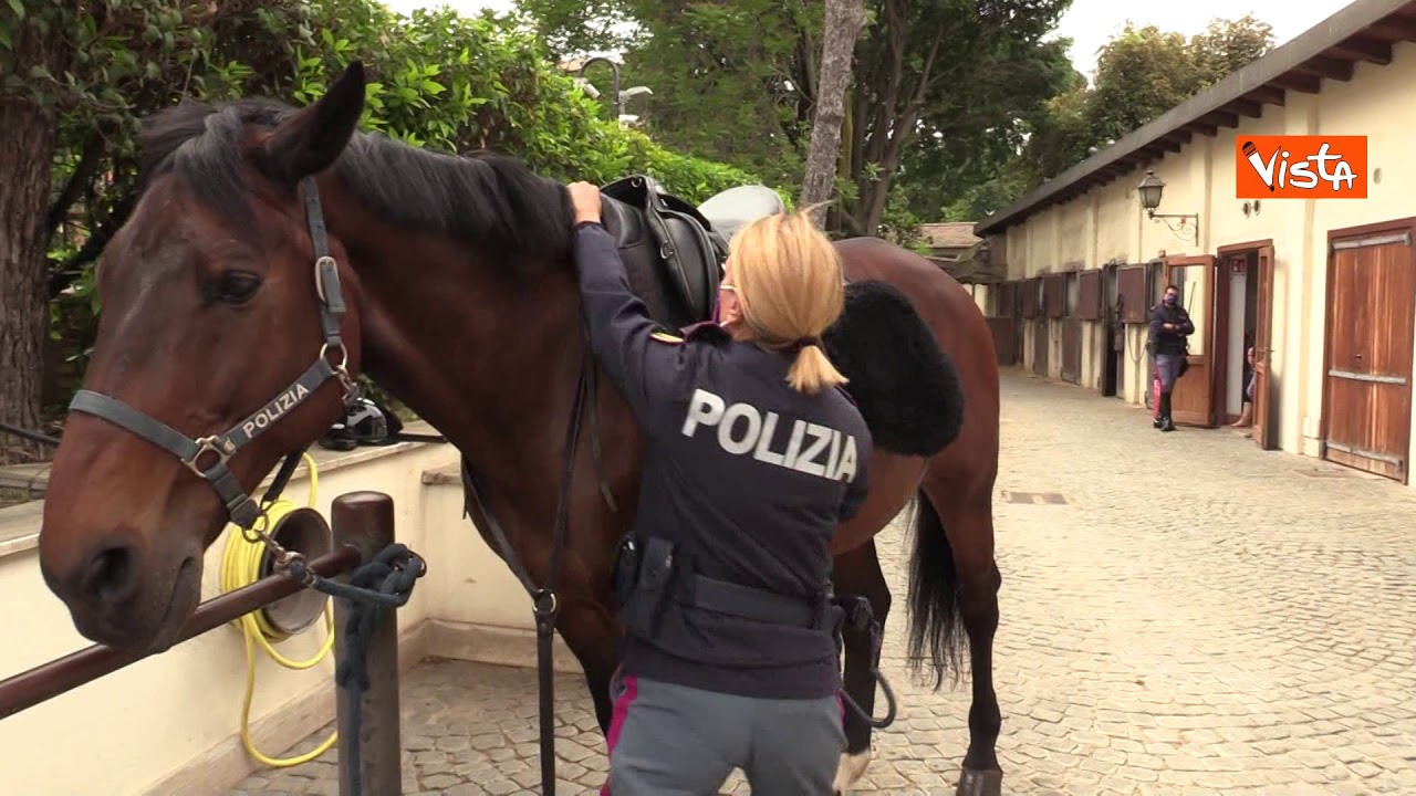 La Polizia a cavallo di Villa Borghese: “Aiutiamo i cittadini a rispettare le norme”