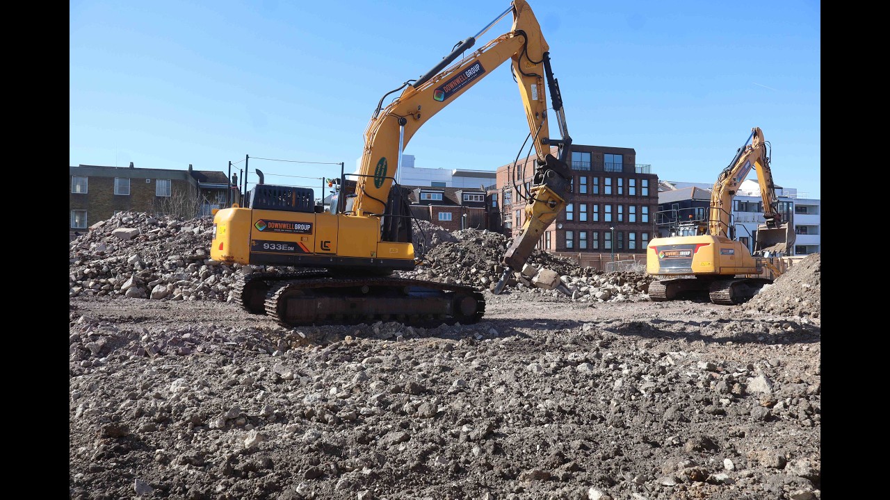 30 Ton Digger breaking concrete  with pecker Day 23 18.03.2026