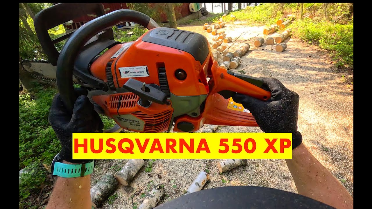 Hienosti riittää tankillinen bensaa kolmen koivun kaatoon ja pätkintään. Husqvarna 550 xp.
