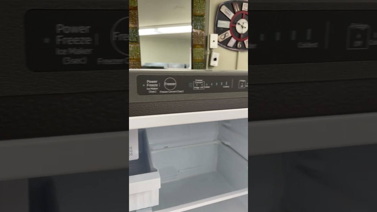 Samsung 18 cu. ft. Top Freezer Refrigerator with FlexZone&trade; and Ice Maker in Stainless Steel