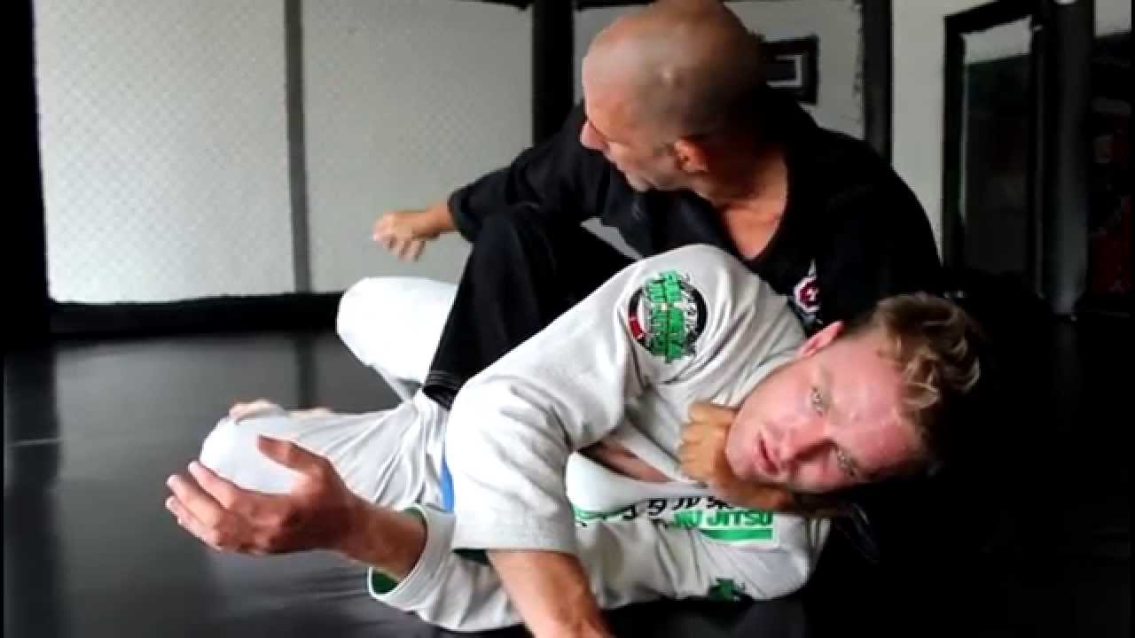 Choke from the mount with 2 variations, the Roger Gracie special from Prof Olavo Abreu