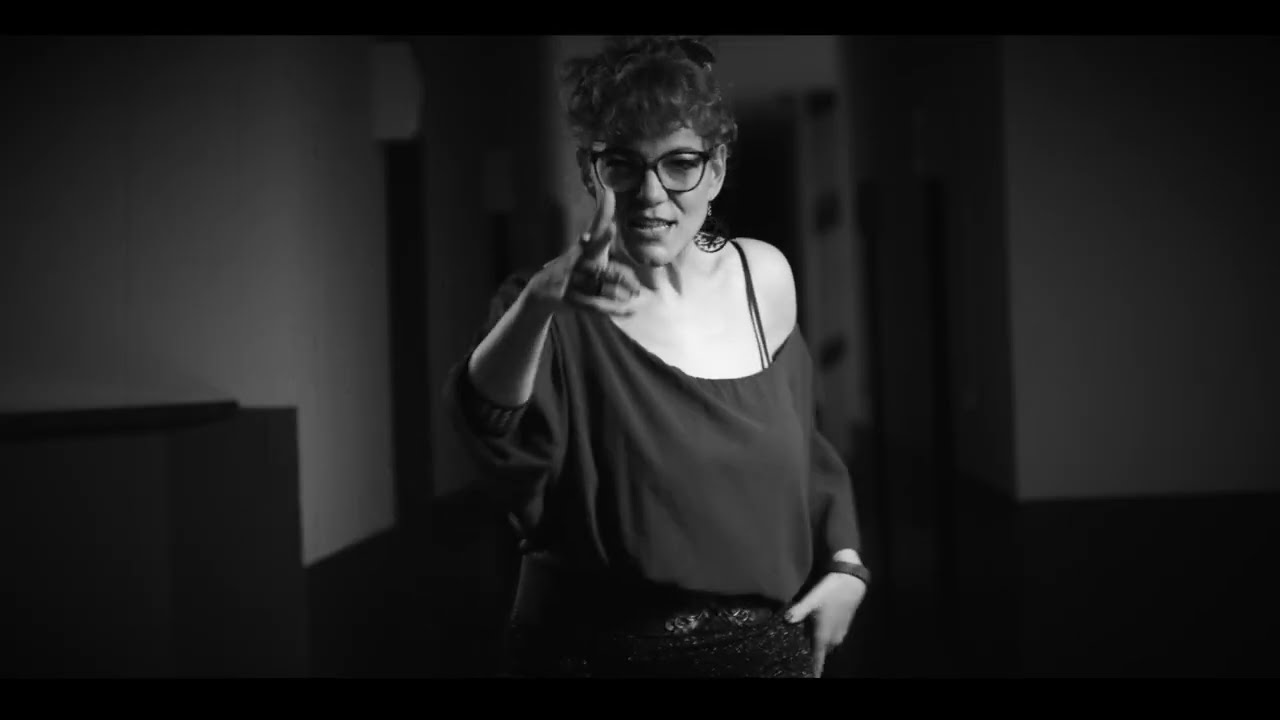 Donkey Ahead - MOTHERLESS (Chica mala)