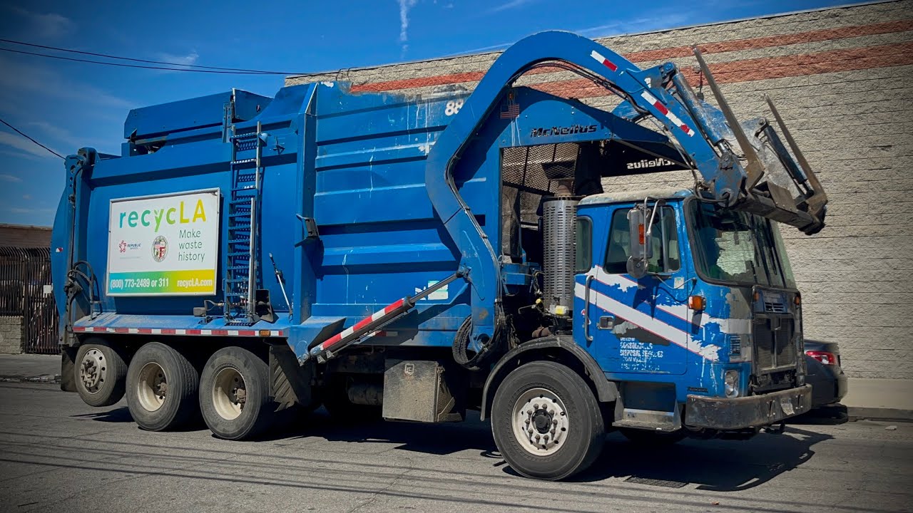 Republic Services McNeilus Autocar ACX Front Loader #8811
