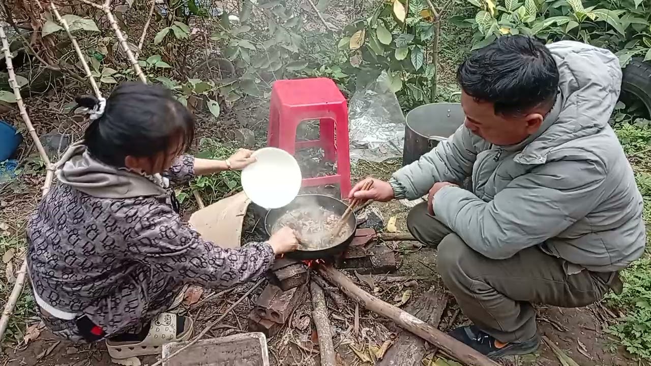 Nấu ăn sinh tồn trong rừng tất niên ngày Tết của cặp đôi 