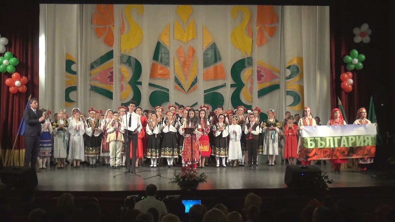 ОУ“Св.Св. Кирил и Методий“ подари на Карлово зашеметяващ фолклорен спектакъл