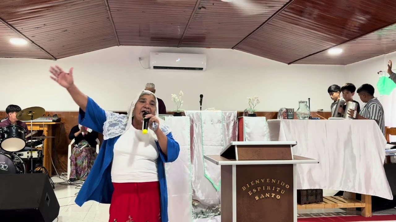 Nuestra hermana Antonia con este hermoso coro.Yo quiero andar en las calles de oro!Dios les bendiga!
