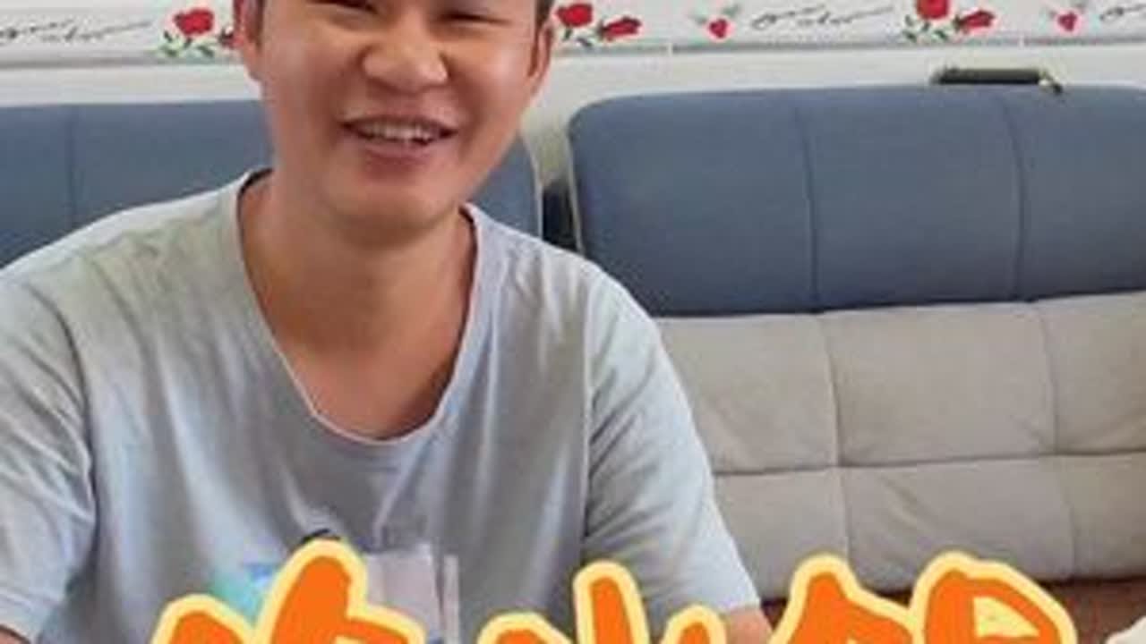 小冯嘴又馋了想吃火锅，嫌去外面吃太贵又不划算，为了节约就在家里自己弄来吃，一家人围炉吃火锅的画面超温馨。#美好生活记录者 #vlog日常 #家庭日常 #吃火锅