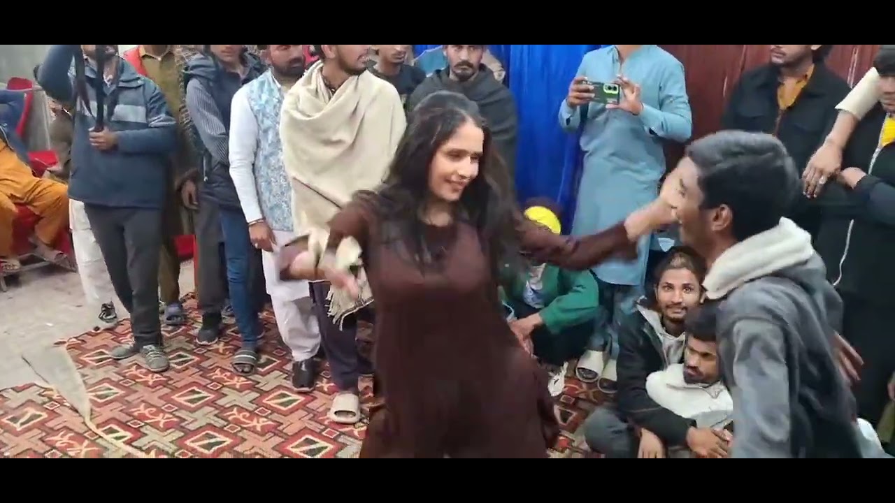 ڈانسنگ کوئین نیں کیا خوب انداز میں ڈانس کیا ہے دیوانہ ہو دیوانہ