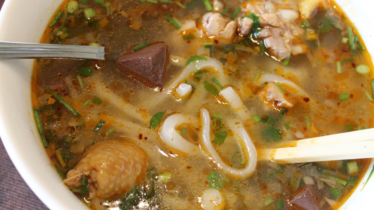 Recette du Vietnam : Soupe de pâtes de riz au poulet 'Banh Canh' - Cooking With Morgane