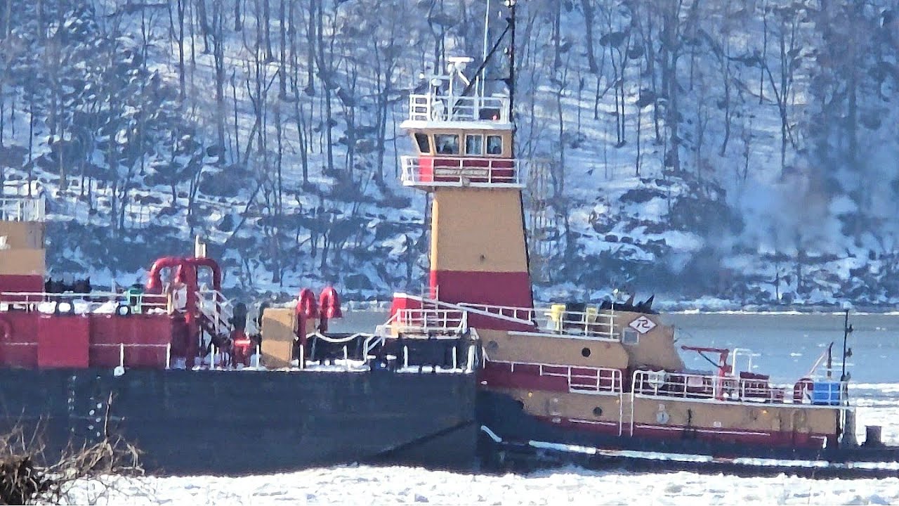 🛳️TUGBOAT TIMOTHY L REINAUER Pushing a Barge along the Frozen Hudson River🛳️