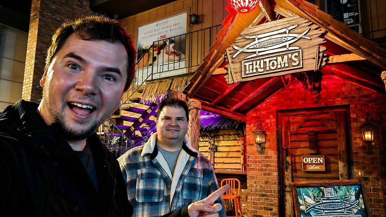 Тусуемся в кафе Tiki Tom's в центре Уолнат-Крик с моим братом Карлом.