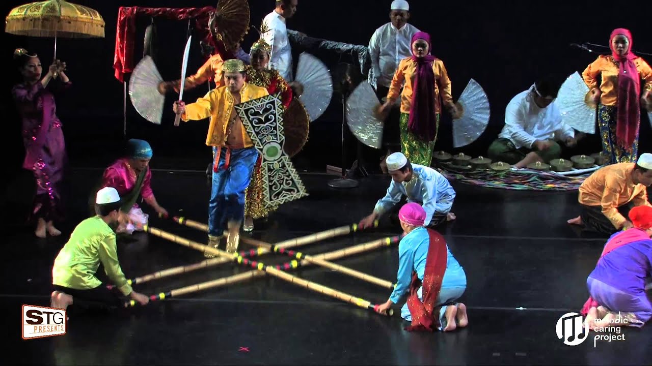 DANCE This 2014 “Singkil” Kalahi Philippine Dance Company
