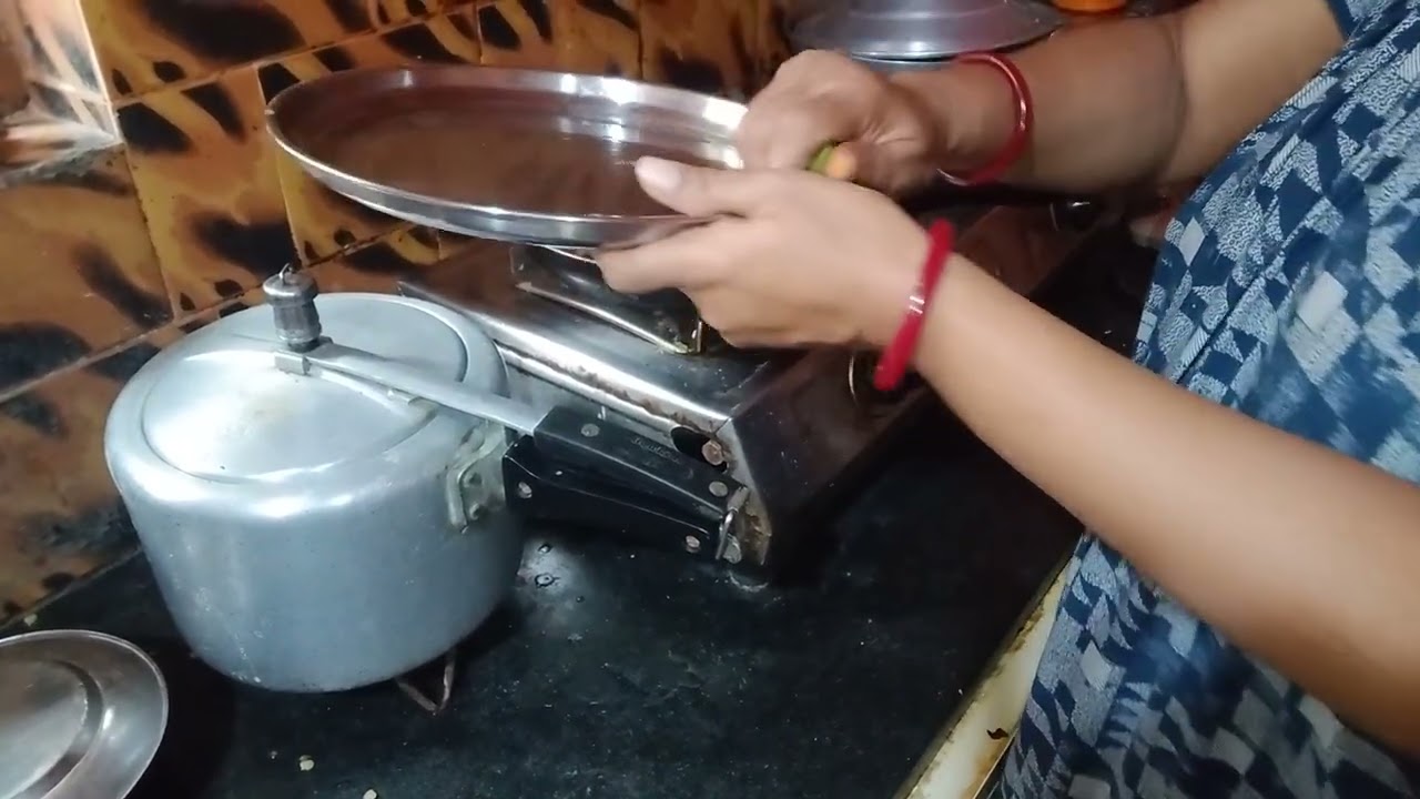 আজকে দুপুরে অসাধারণ স্বাদে বাটা বাটির ঝামেলা ছাড়া শিমের ভর্তা বানালাম যা খেতে অসাধারণ লাগে। 😋😋